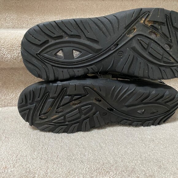 Men\'s Size 11 Ozark Trail Adventure Closed Toes Sandals Worn one time.Green